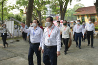 Chùm ảnh: Bộ trưởng Bộ GD&ĐT kiểm tra tại điểm thi THPT Chu Văn An, Hà Nội