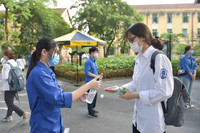 Chùm ảnh: Bộ trưởng Bộ GD&ĐT kiểm tra tại điểm thi THPT Chu Văn An, Hà Nội