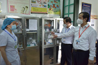 Chùm ảnh: Bộ trưởng Bộ GD&ĐT kiểm tra tại điểm thi THPT Chu Văn An, Hà Nội