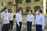 Chùm ảnh: Bộ trưởng Bộ GD&ĐT kiểm tra tại điểm thi THPT Chu Văn An, Hà Nội