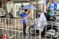 [ẢNH] Công an Hà Nội đội mưa lớn kiểm soát 