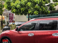 [ẢNH] Công an Hà Nội đội mưa lớn kiểm soát 