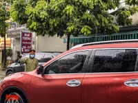 [ẢNH] Công an Hà Nội đội mưa lớn kiểm soát 