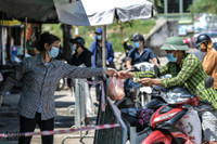 [Ảnh] Thăm chợ dân sinh đầu tiên ở Hà Nội áp dụng thẻ đi chợ theo ngày chẵn lẻ