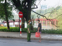 [ẢNH] Hà Nội ngày đầu giãn cách xã hội: Chen nhau đi chợ sớm, vẫn tập thể dục, cắt tóc ngoài đường...