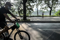 [ẢNH] Hà Nội ngày đầu giãn cách xã hội: Chen nhau đi chợ sớm, vẫn tập thể dục, cắt tóc ngoài đường...