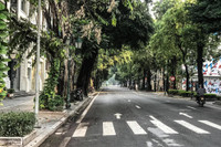 [ẢNH] Hà Nội ngày đầu giãn cách xã hội: Chen nhau đi chợ sớm, vẫn tập thể dục, cắt tóc ngoài đường...