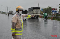 [ẢNH] Công an Hà Nội đội mưa lớn kiểm soát 