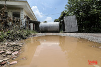 [Ảnh] Thiếu nhân lực, phường dùng container và bê tông làm chốt chặn phương tiện phòng chống dịch Covid-19