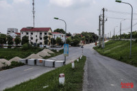 [Ảnh] Thiếu nhân lực, phường dùng container và bê tông làm chốt chặn phương tiện phòng chống dịch Covid-19