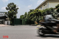 [Ảnh] Thiếu nhân lực, phường dùng container và bê tông làm chốt chặn phương tiện phòng chống dịch Covid-19