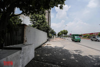 [Ảnh] Thiếu nhân lực, phường dùng container và bê tông làm chốt chặn phương tiện phòng chống dịch Covid-19