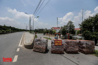 [Ảnh] Thiếu nhân lực, phường dùng container và bê tông làm chốt chặn phương tiện phòng chống dịch Covid-19