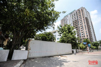 [Ảnh] Thiếu nhân lực, phường dùng container và bê tông làm chốt chặn phương tiện phòng chống dịch Covid-19