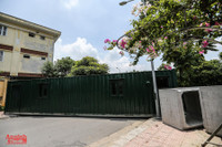 [Ảnh] Thiếu nhân lực, phường dùng container và bê tông làm chốt chặn phương tiện phòng chống dịch Covid-19