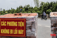 [Ảnh] Thiếu nhân lực, phường dùng container và bê tông làm chốt chặn phương tiện phòng chống dịch Covid-19