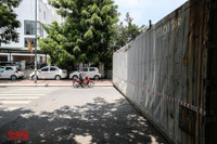 [Ảnh] Thiếu nhân lực, phường dùng container và bê tông làm chốt chặn phương tiện phòng chống dịch Covid-19