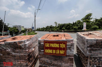 [Ảnh] Thiếu nhân lực, phường dùng container và bê tông làm chốt chặn phương tiện phòng chống dịch Covid-19