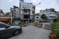 [Ảnh] Thiếu nhân lực, phường dùng container và bê tông làm chốt chặn phương tiện phòng chống dịch Covid-19