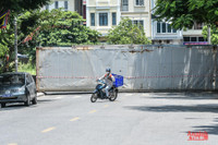 [Ảnh] Thiếu nhân lực, phường dùng container và bê tông làm chốt chặn phương tiện phòng chống dịch Covid-19
