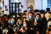 Ấn tượng nụ hôn... với khẩu trang trong thời khắc đón năm 2021 tại Hà Nội