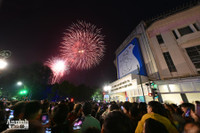 Ấn tượng nụ hôn... với khẩu trang trong thời khắc đón năm 2021 tại Hà Nội