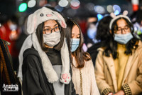 Ấn tượng nụ hôn... với khẩu trang trong thời khắc đón năm 2021 tại Hà Nội