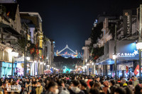 Ấn tượng nụ hôn... với khẩu trang trong thời khắc đón năm 2021 tại Hà Nội