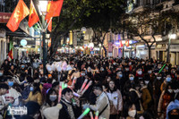 Ấn tượng nụ hôn... với khẩu trang trong thời khắc đón năm 2021 tại Hà Nội