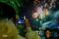 Ấn tượng nụ hôn... với khẩu trang trong thời khắc đón năm 2021 tại Hà Nội