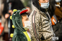 Ấn tượng nụ hôn... với khẩu trang trong thời khắc đón năm 2021 tại Hà Nội