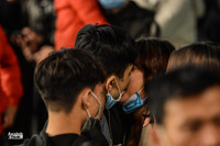 Ấn tượng nụ hôn... với khẩu trang trong thời khắc đón năm 2021 tại Hà Nội