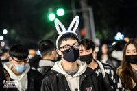 Ấn tượng nụ hôn... với khẩu trang trong thời khắc đón năm 2021 tại Hà Nội