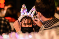 Ấn tượng nụ hôn... với khẩu trang trong thời khắc đón năm 2021 tại Hà Nội