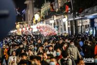 Ấn tượng nụ hôn... với khẩu trang trong thời khắc đón năm 2021 tại Hà Nội