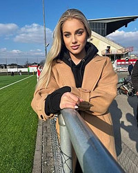 Nhan sắc nữ cầu thủ quyến rũ nhất thế giới vừa dính chấn thương nặng