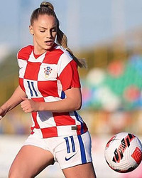 Nhan sắc nữ cầu thủ quyến rũ nhất thế giới vừa dính chấn thương nặng