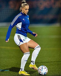 Nhan sắc nữ cầu thủ quyến rũ nhất thế giới vừa dính chấn thương nặng