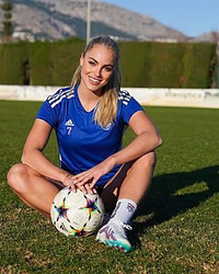 Nhan sắc nữ cầu thủ quyến rũ nhất thế giới vừa dính chấn thương nặng