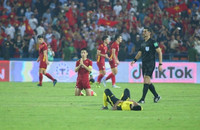 Cầu thủ Malaysia gục ngã trước 'bàn thắng vàng' của U23 Việt Nam