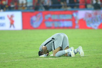 Cầu thủ Malaysia gục ngã trước 'bàn thắng vàng' của U23 Việt Nam