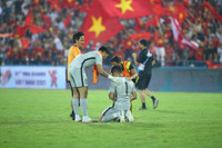 Cầu thủ Malaysia gục ngã trước 'bàn thắng vàng' của U23 Việt Nam