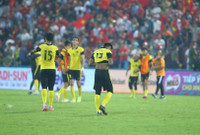 Cầu thủ Malaysia gục ngã trước 'bàn thắng vàng' của U23 Việt Nam