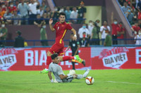 Cầu thủ Malaysia gục ngã trước 'bàn thắng vàng' của U23 Việt Nam