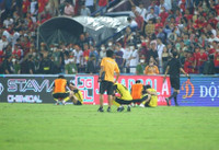 Cầu thủ Malaysia gục ngã trước 'bàn thắng vàng' của U23 Việt Nam