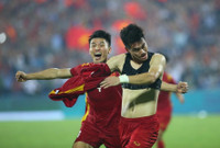 Cầu thủ Malaysia gục ngã trước 'bàn thắng vàng' của U23 Việt Nam