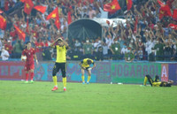 Cầu thủ Malaysia gục ngã trước 'bàn thắng vàng' của U23 Việt Nam