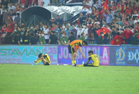 Cầu thủ Malaysia gục ngã trước 'bàn thắng vàng' của U23 Việt Nam