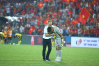 Cầu thủ Malaysia gục ngã trước 'bàn thắng vàng' của U23 Việt Nam