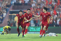 Cầu thủ Malaysia gục ngã trước 'bàn thắng vàng' của U23 Việt Nam